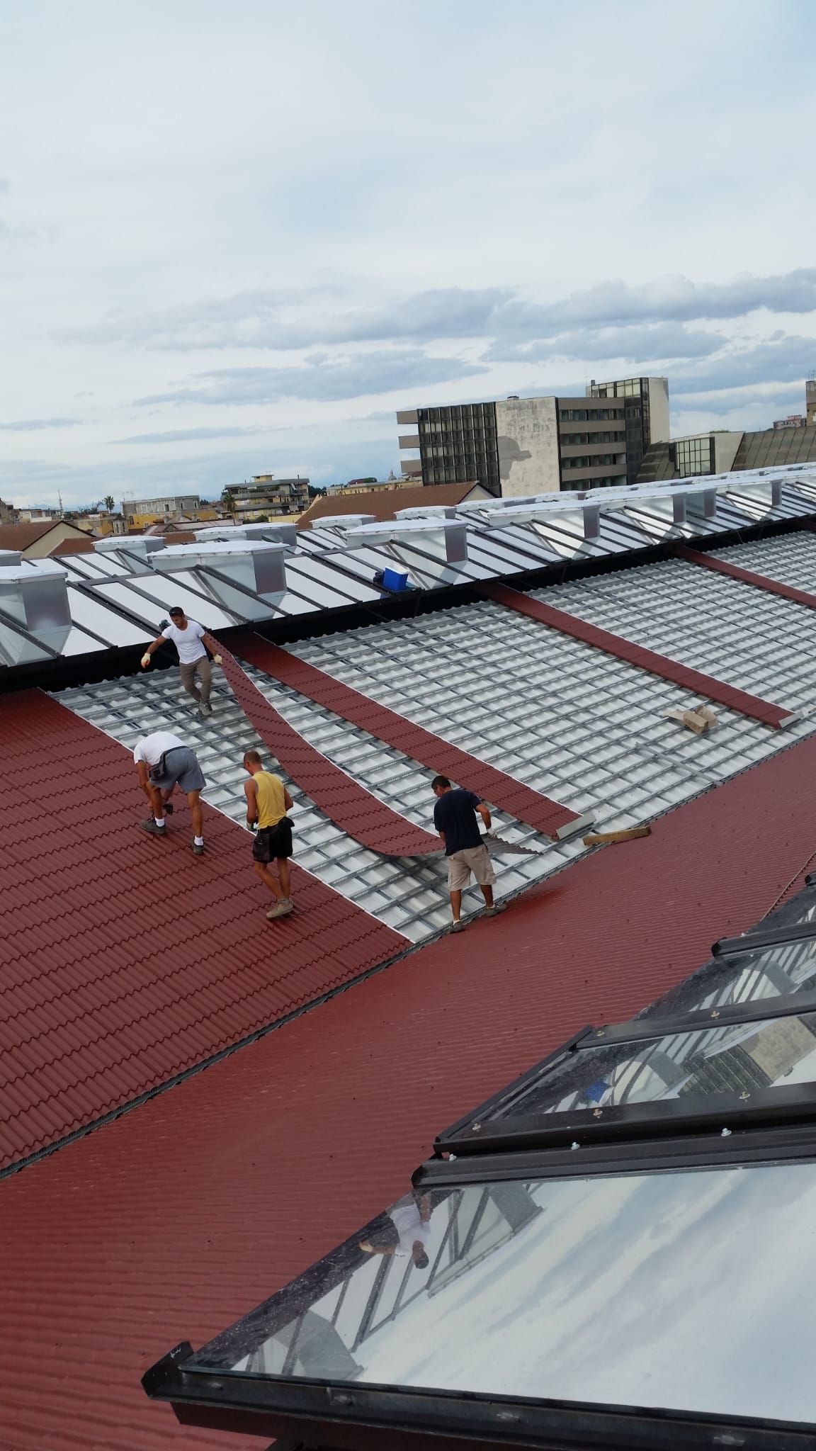 Un gruppo di persone sta lavorando sul tetto di un edificio.