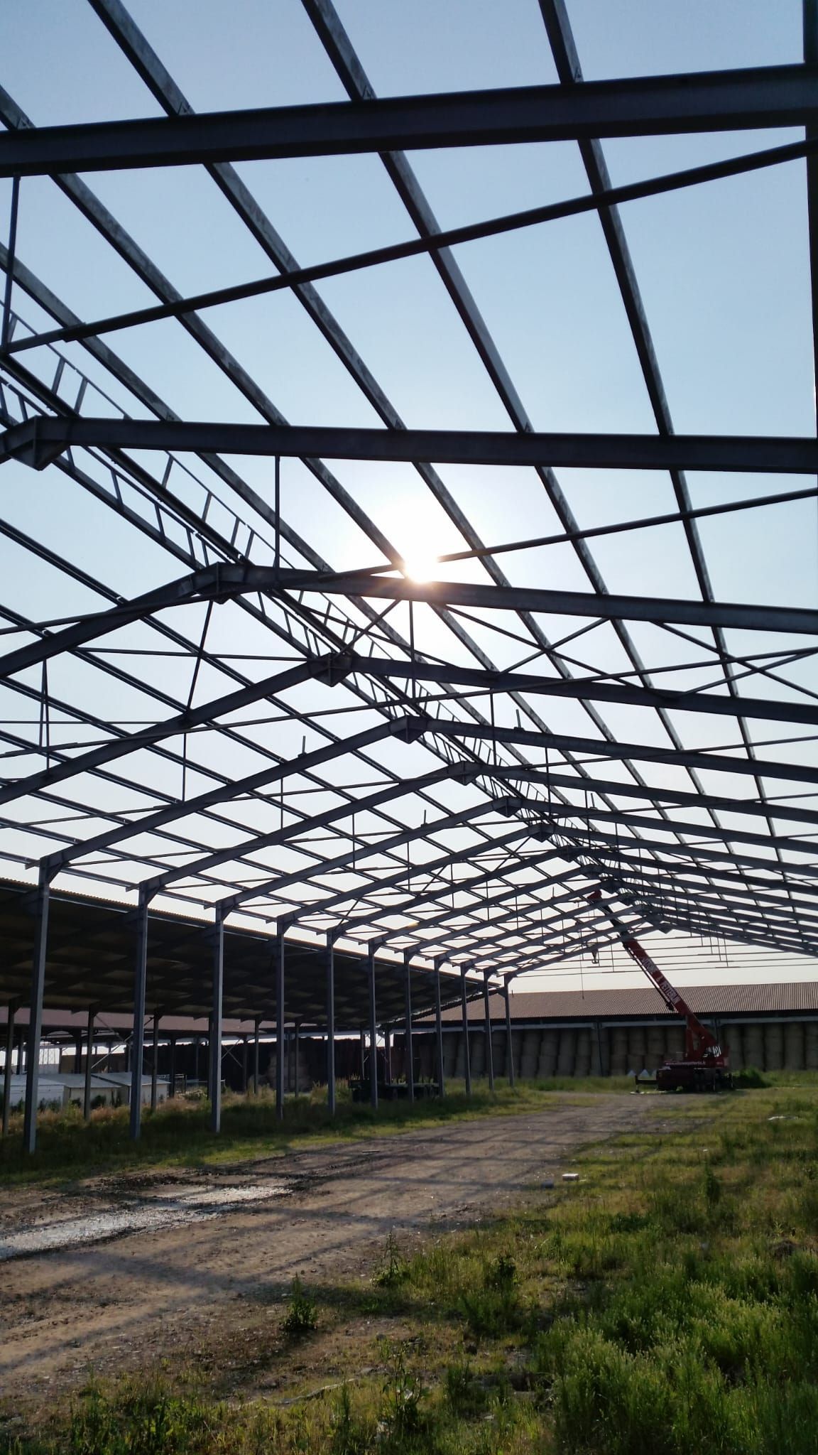 Il sole splende attraverso il tetto di un edificio in costruzione