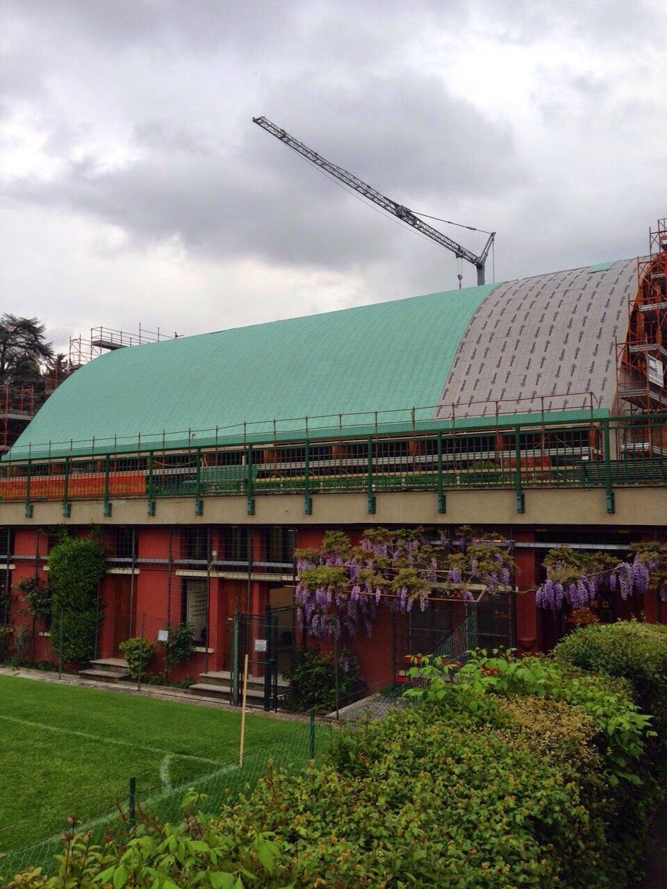 Un grande edificio in costruzione con un tetto verde