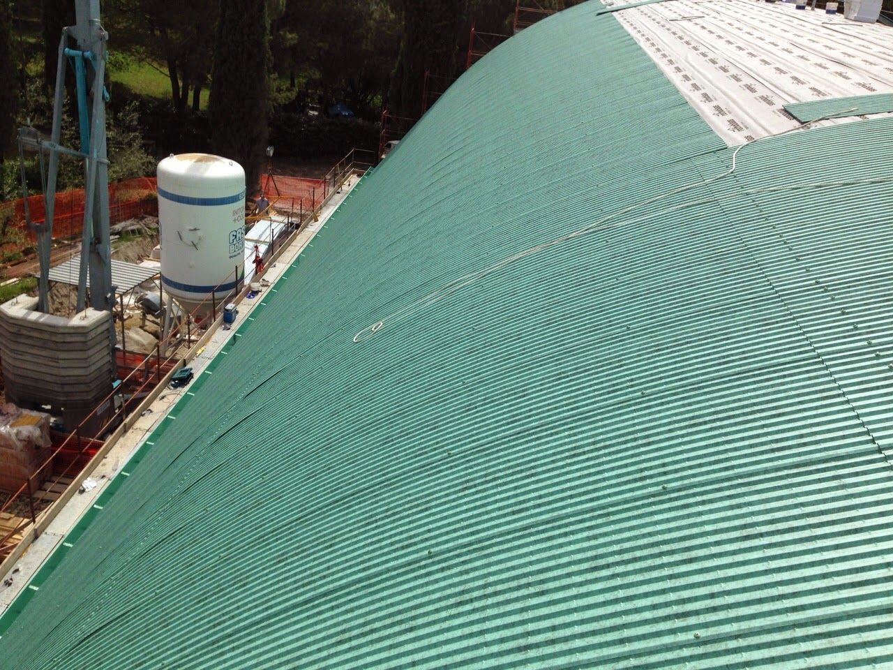 Un tetto verde con un serbatoio bianco su un lato.