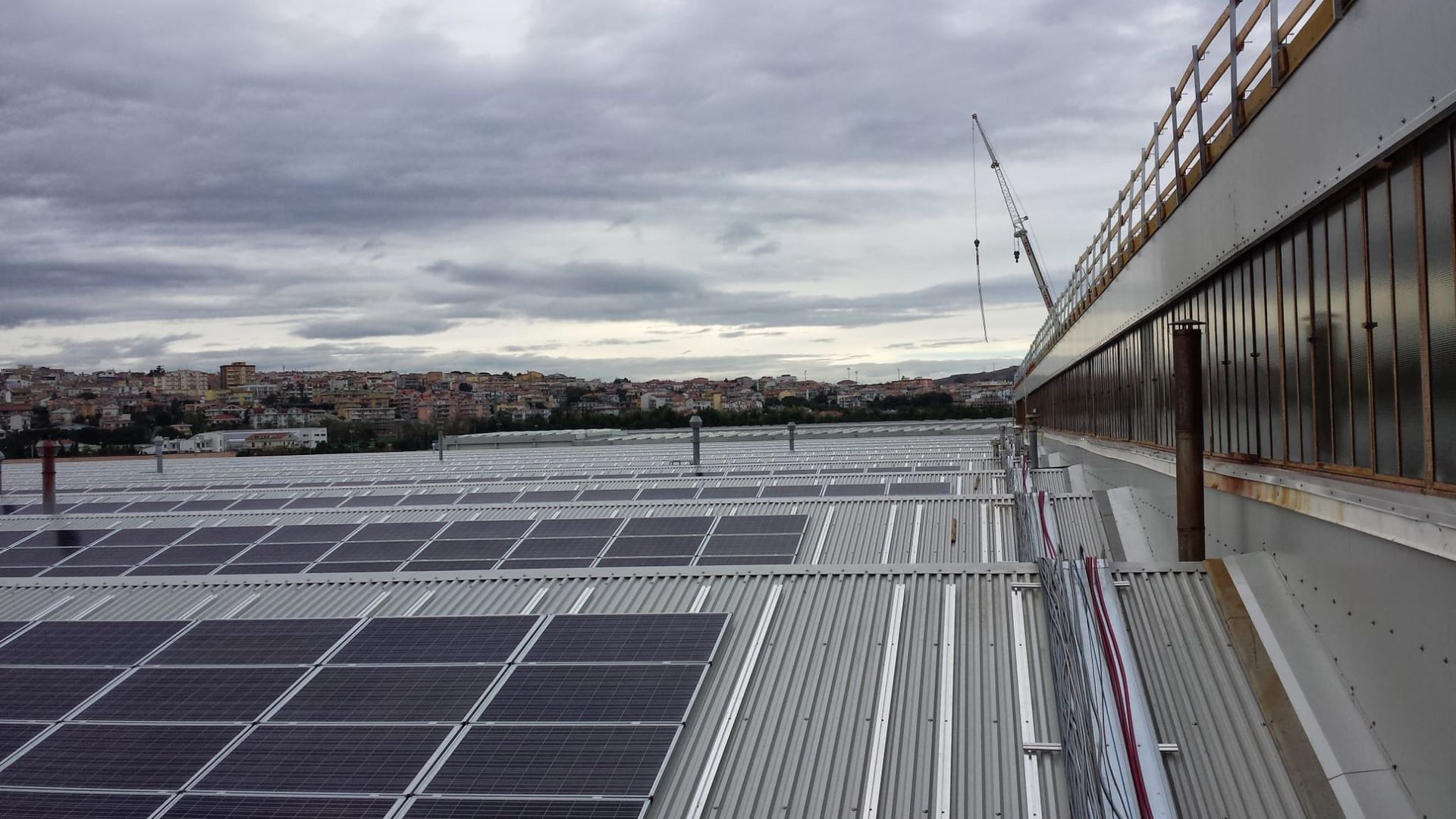 Un tetto con molti pannelli solari