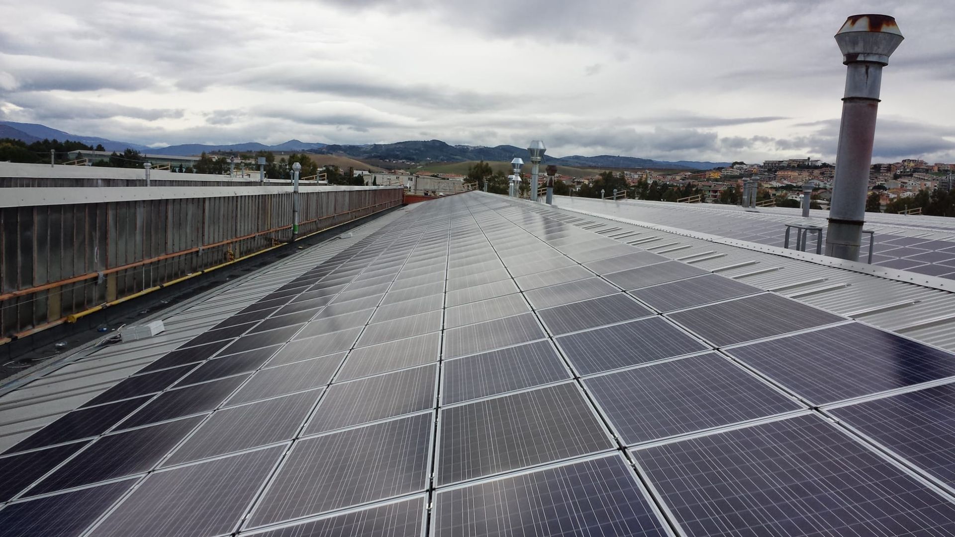 Un tetto con molti pannelli solari