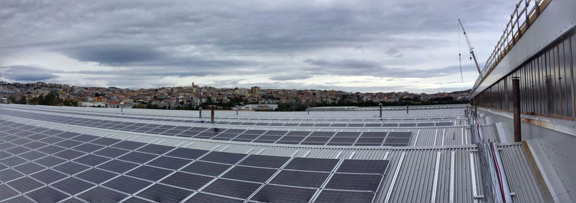 Ci sono molti pannelli solari sul tetto di un edificio.