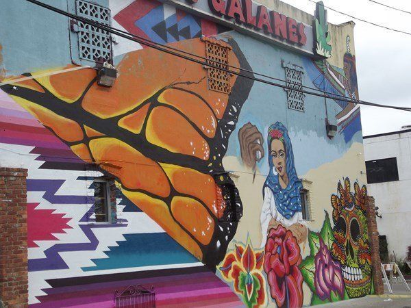 A mural on the side of a building that says galanes