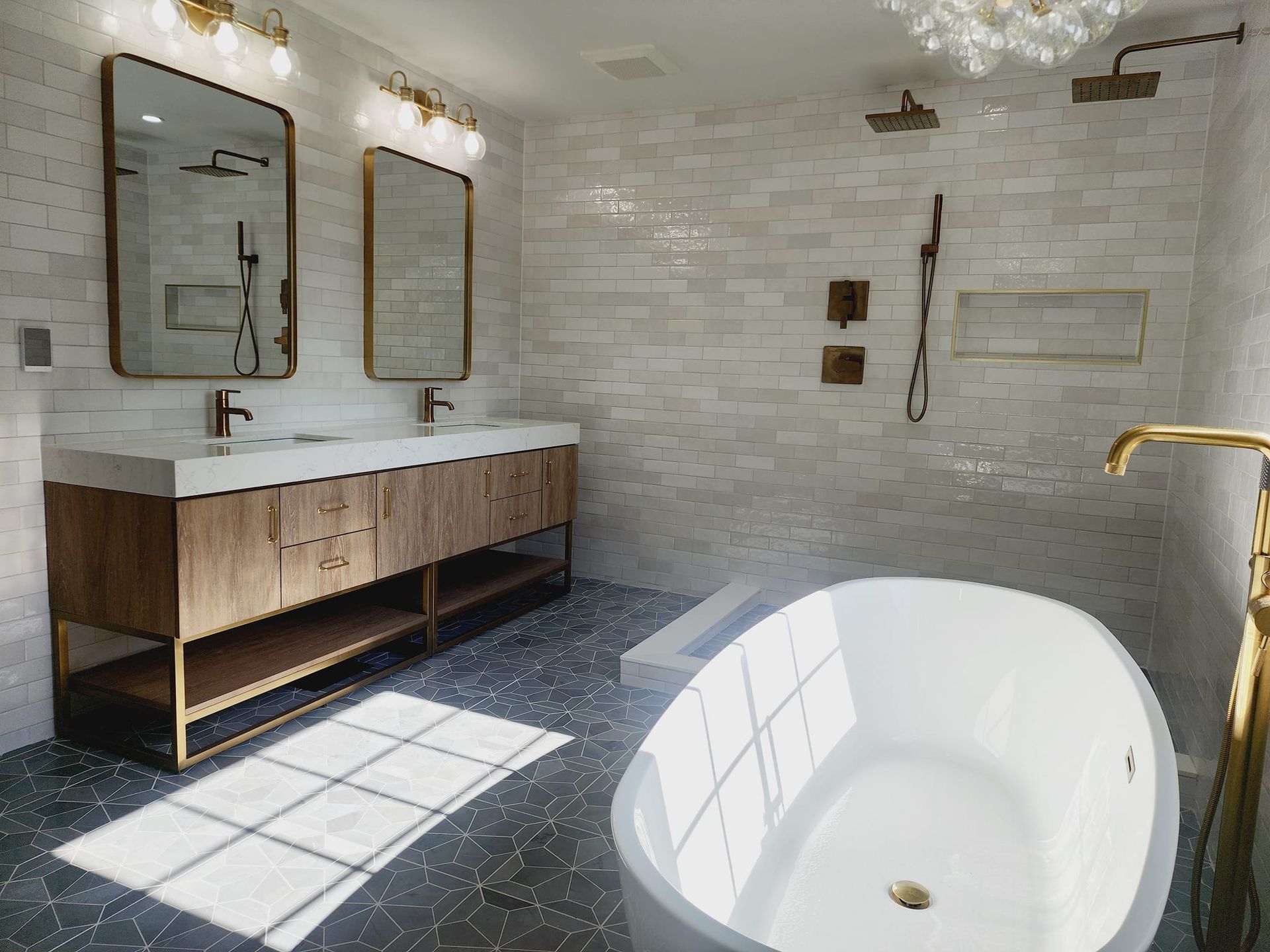 A bathroom with two sinks and a bathtub