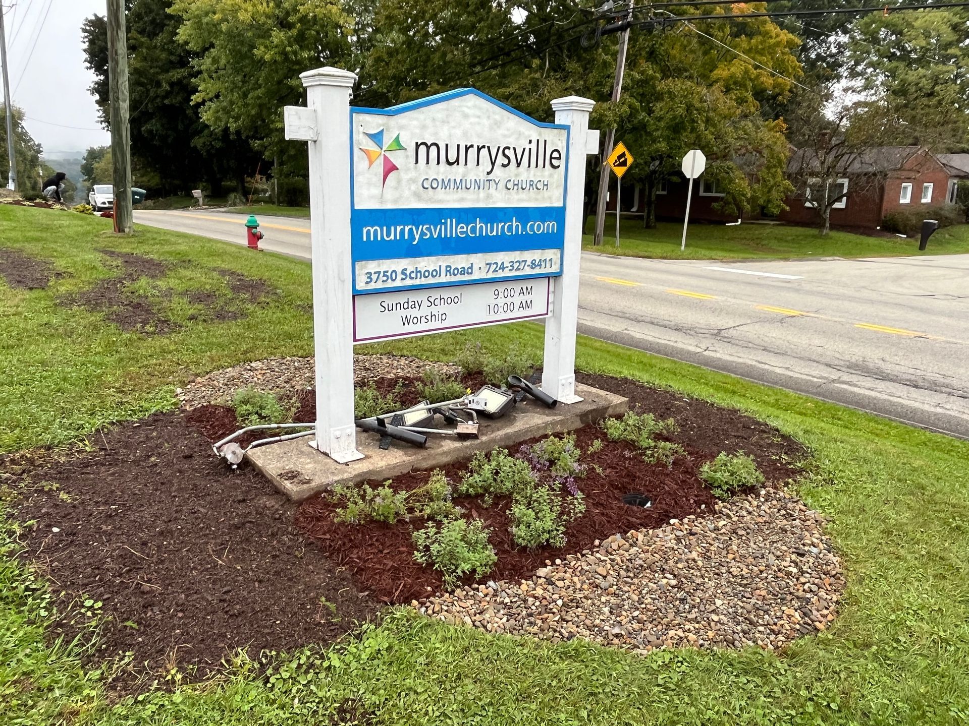 A sign for murrysville is sitting on the side of the road.