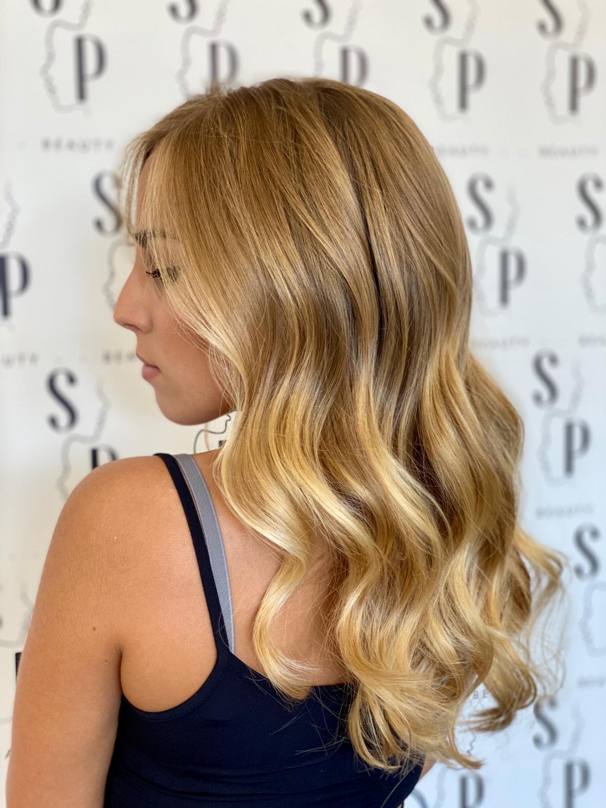 capelli biondi mossi con taglio scalato