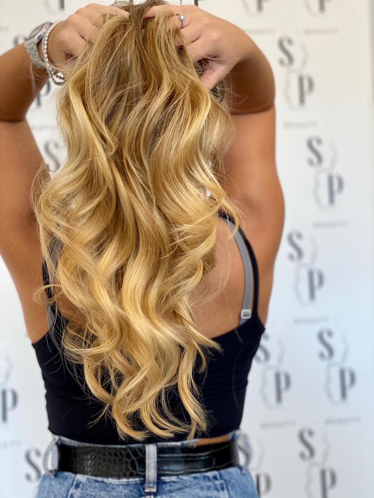 capelli biondi mossi con meches