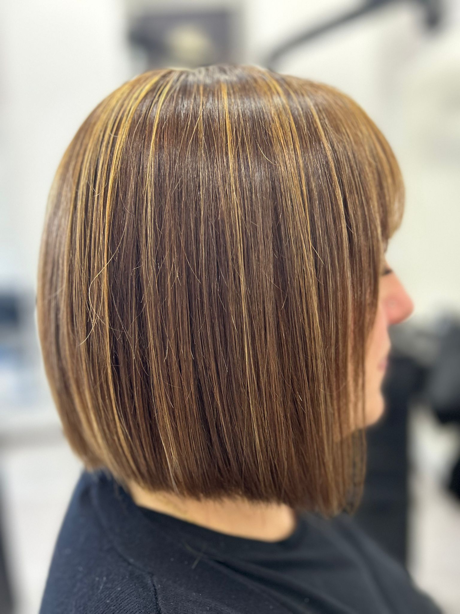 caschetto scuro con colpi di sole