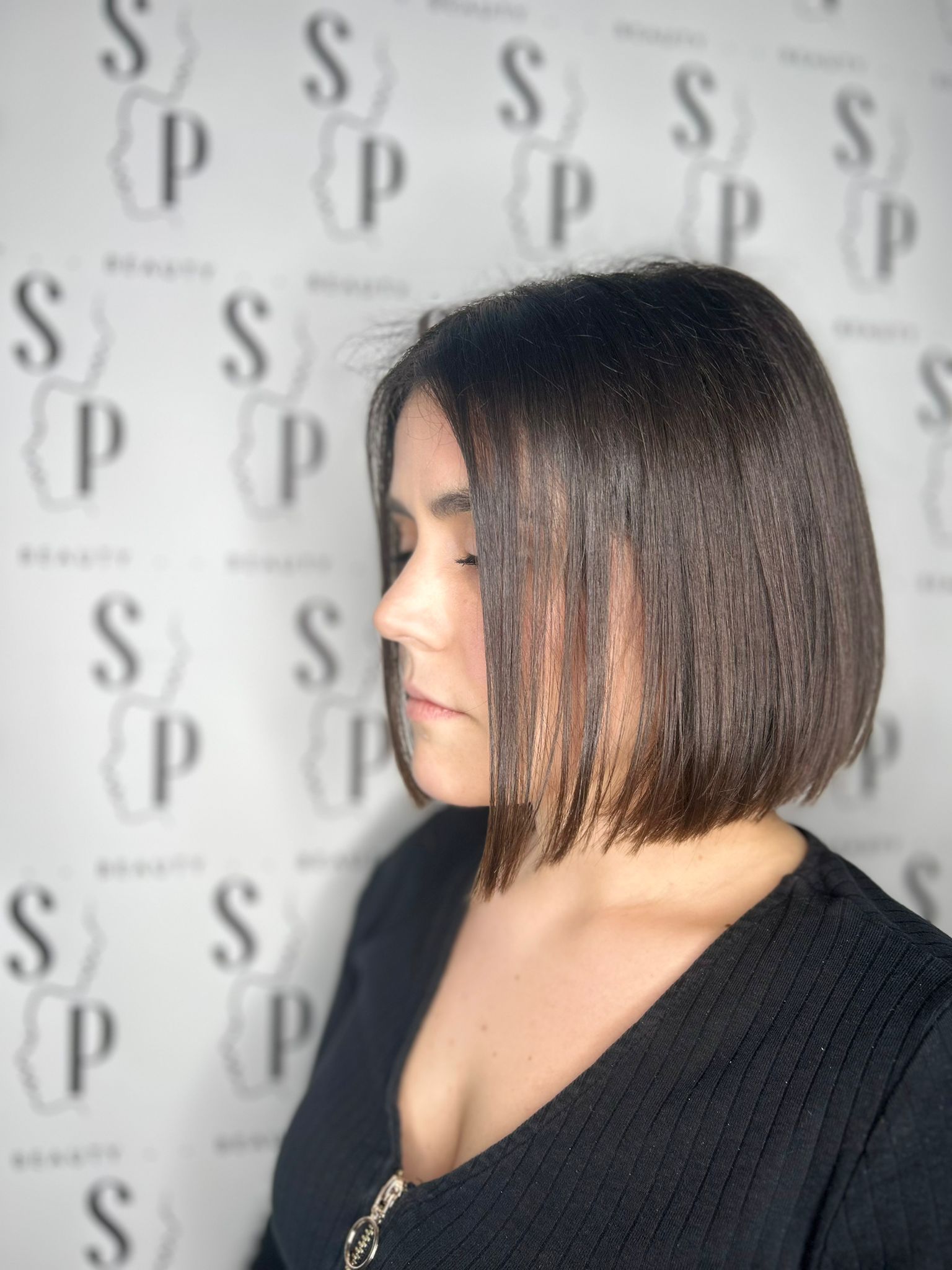 ragazza con bob corto scuro