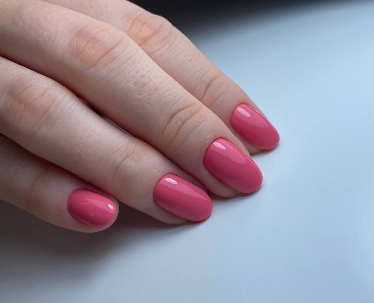 unghie con smalto rosa