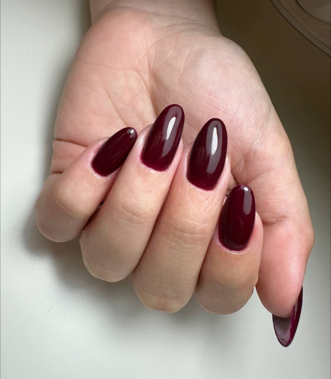 unghie con smalto bordeaux