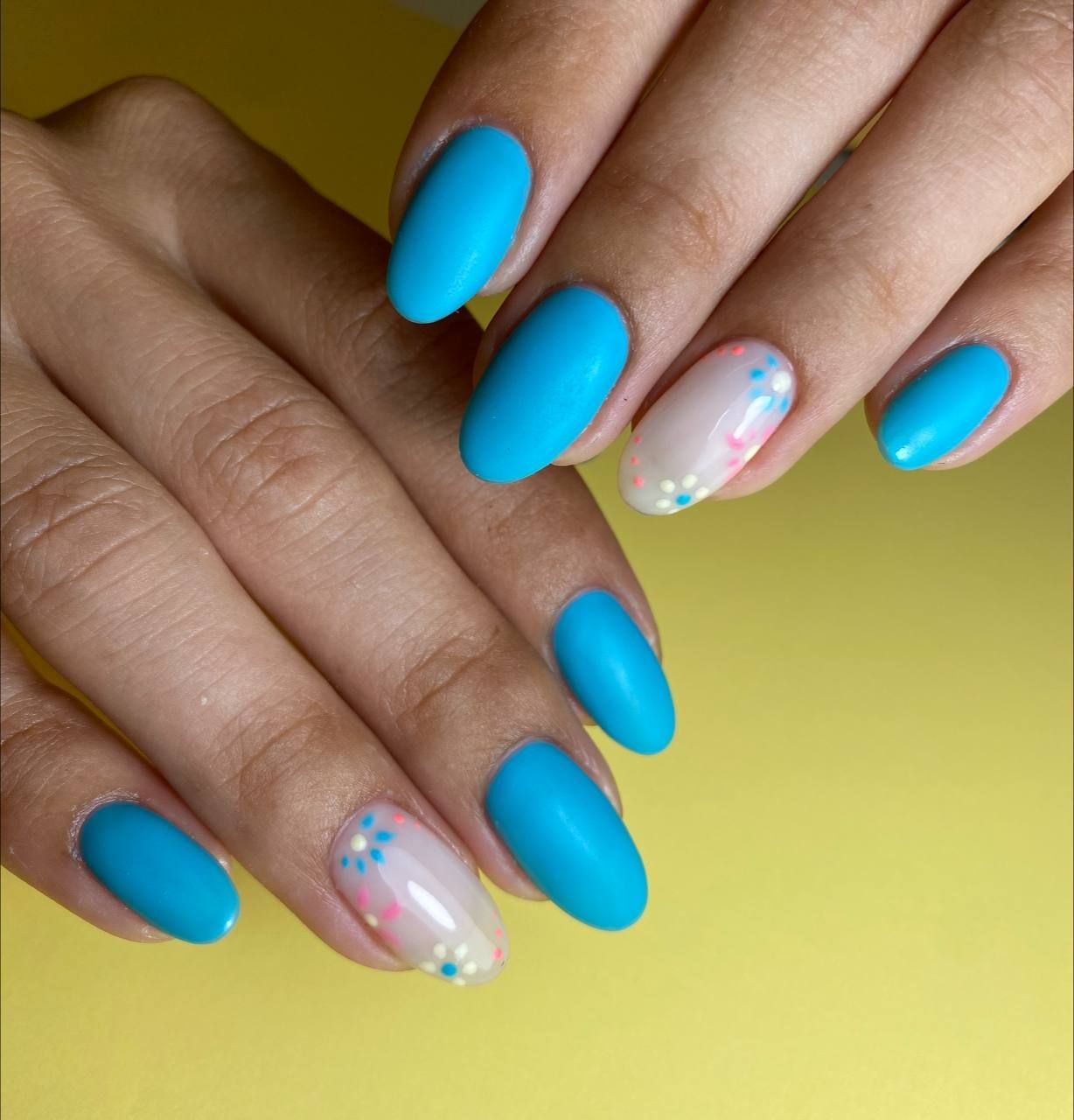 unghie con smalto azzurro