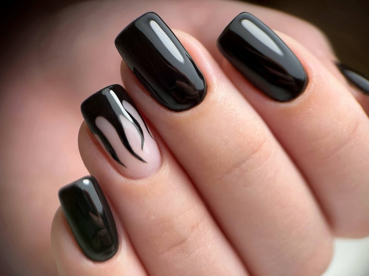 unghie nere con decorazione sull'anulare
