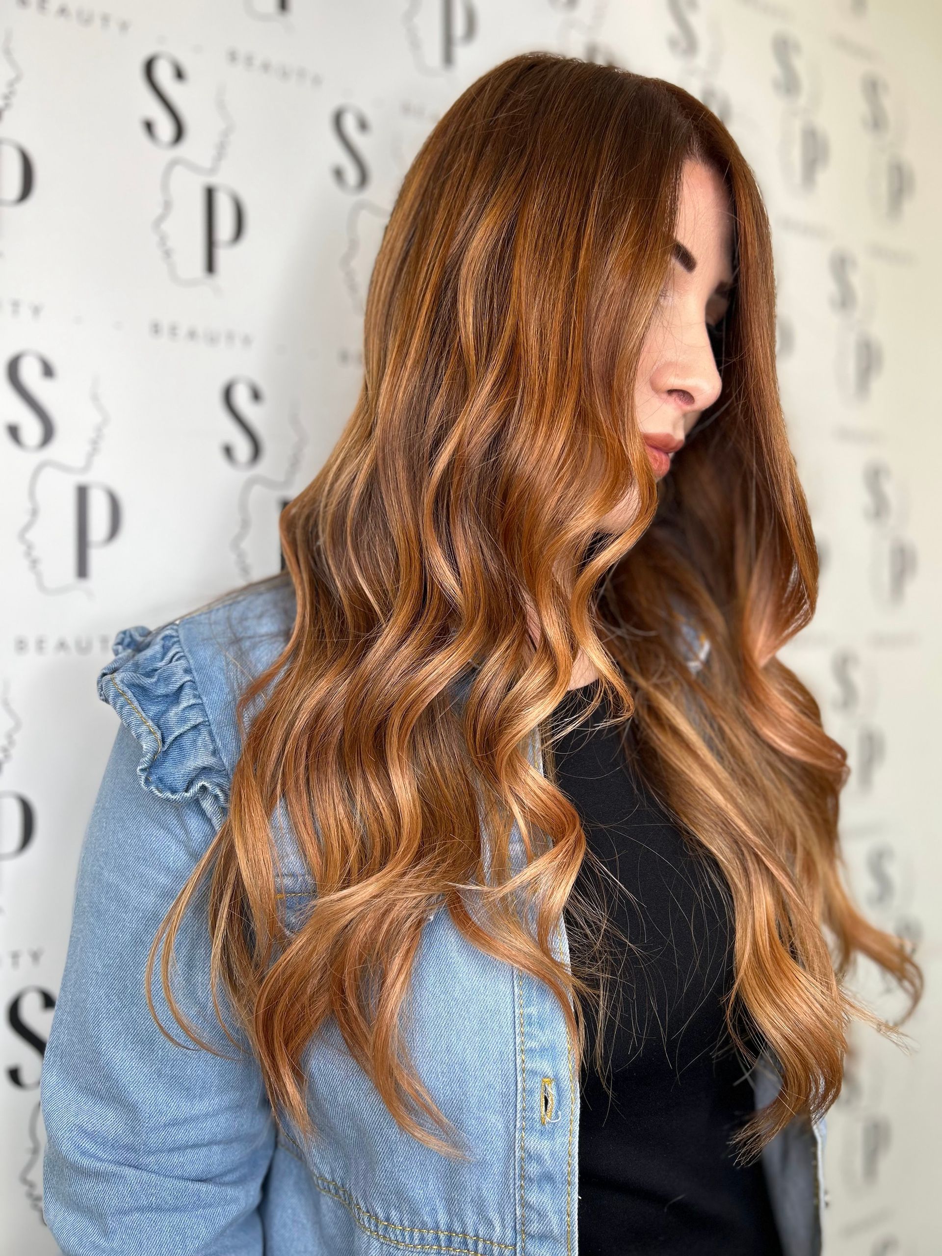 ragazza con capelli lunghi ramati e onde morbide