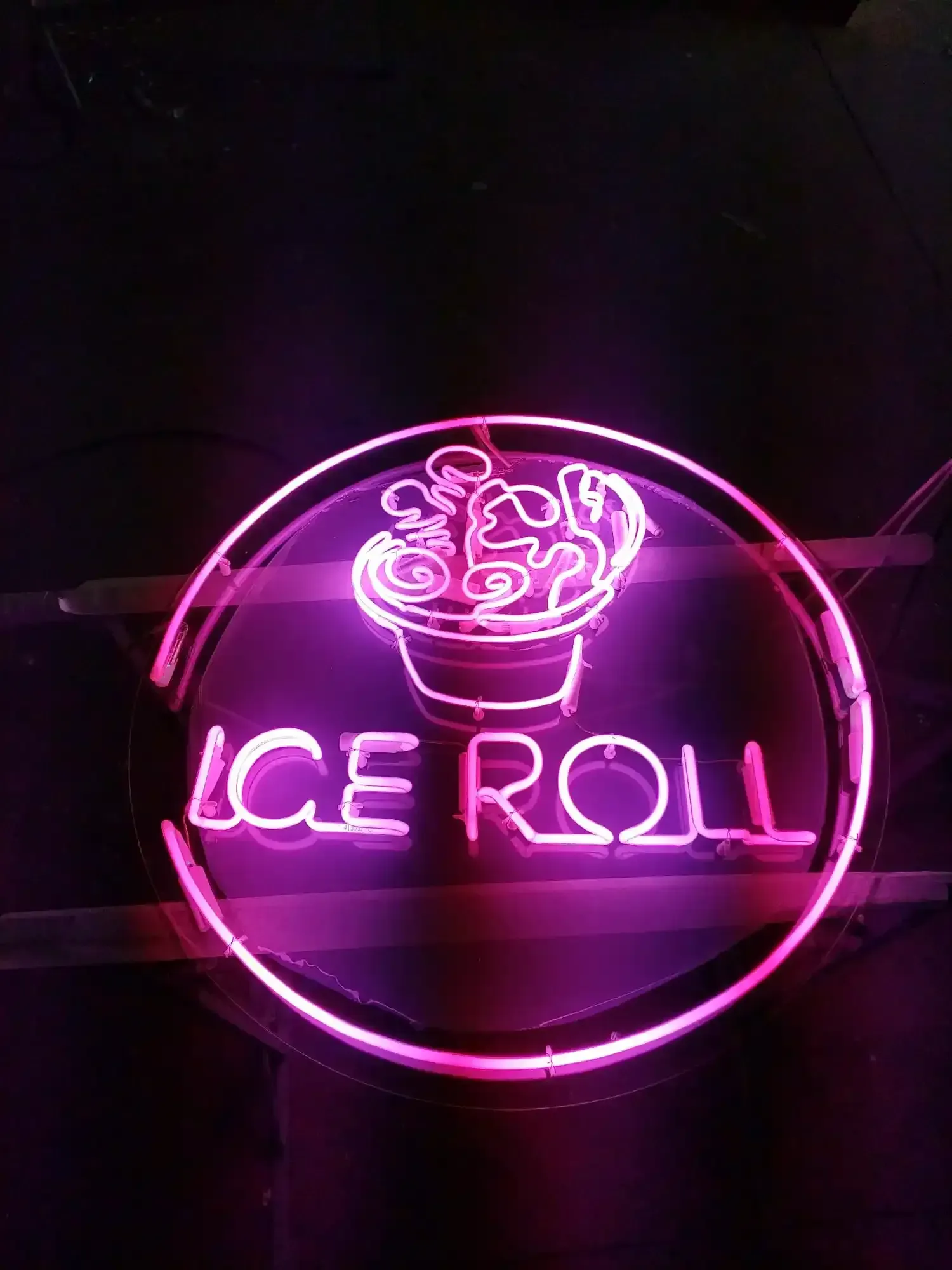 Insegna al neon rosa con la scritta 