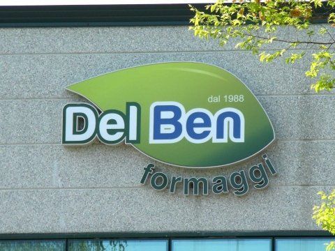 insegna negozio di formaggi