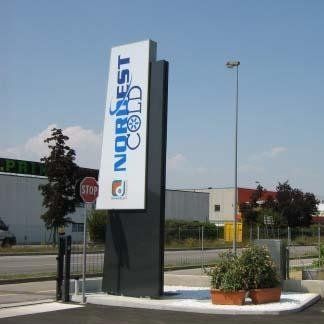 totem pubblicitario su strada