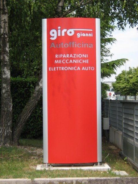 totem pubblicitario autofficina