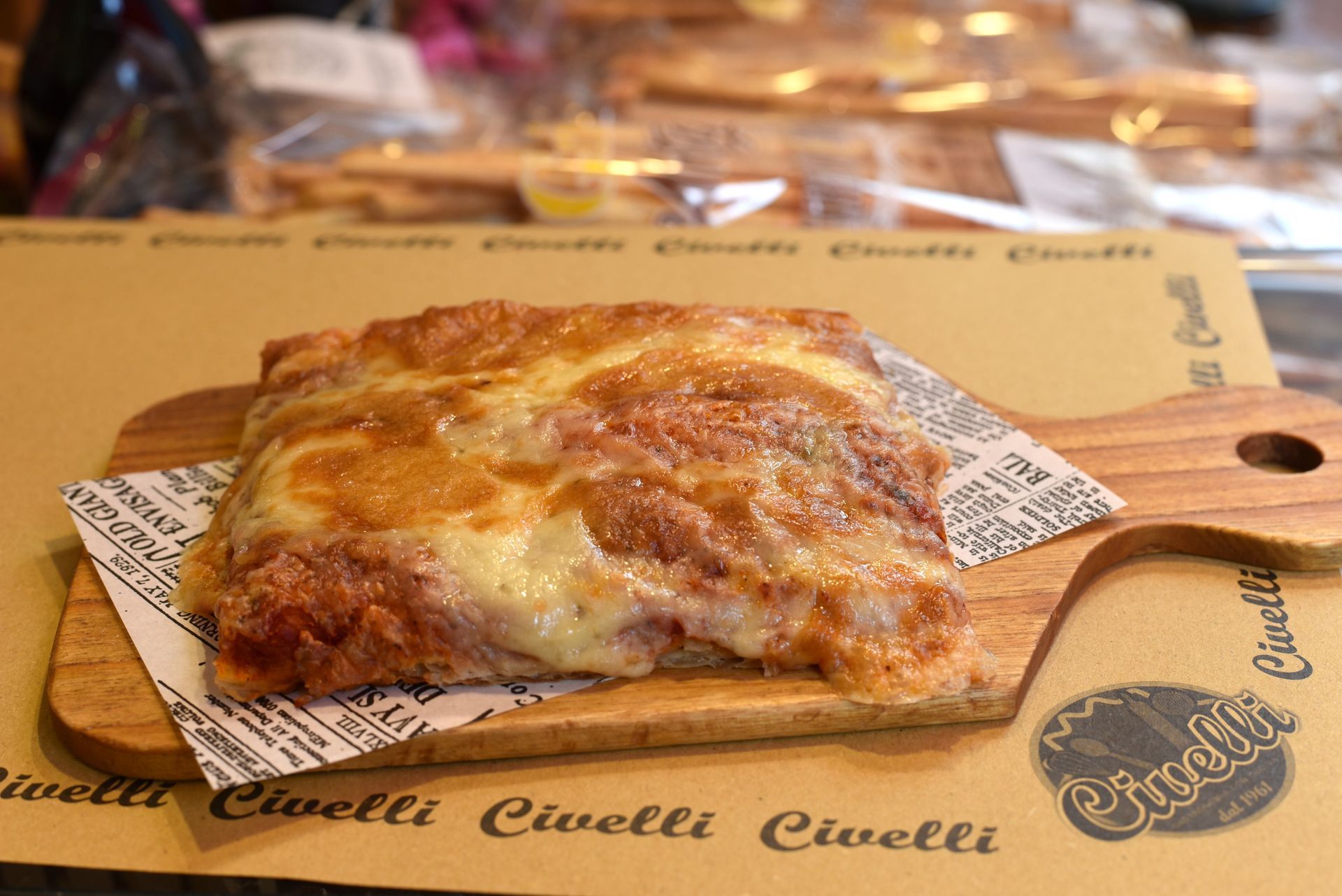 Pizza appena sfornata Gastronomia Civelli