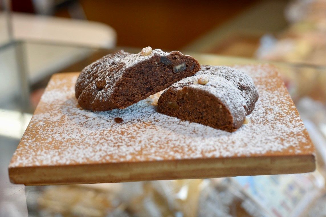 pan dei Morti con zucchero a velo e cacao