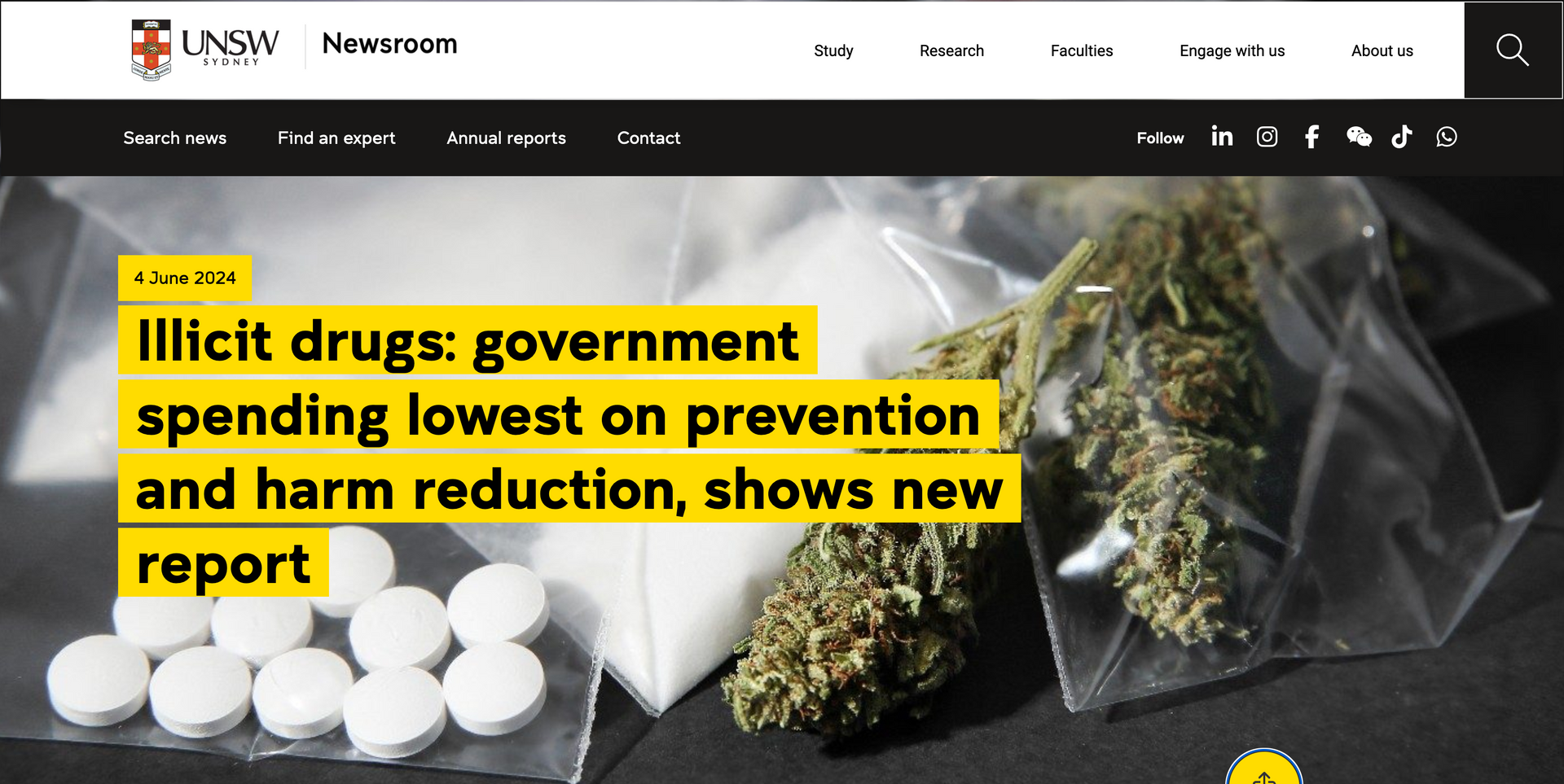 A group of people are sitting at a table in a cafe.