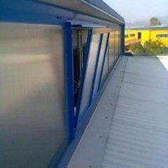 finestra blu semichiusa