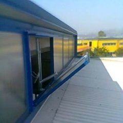 finestra blu completamente aperta