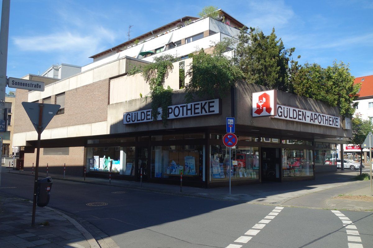 Ein Gebäude mit dem Wort „Potheke“ darauf