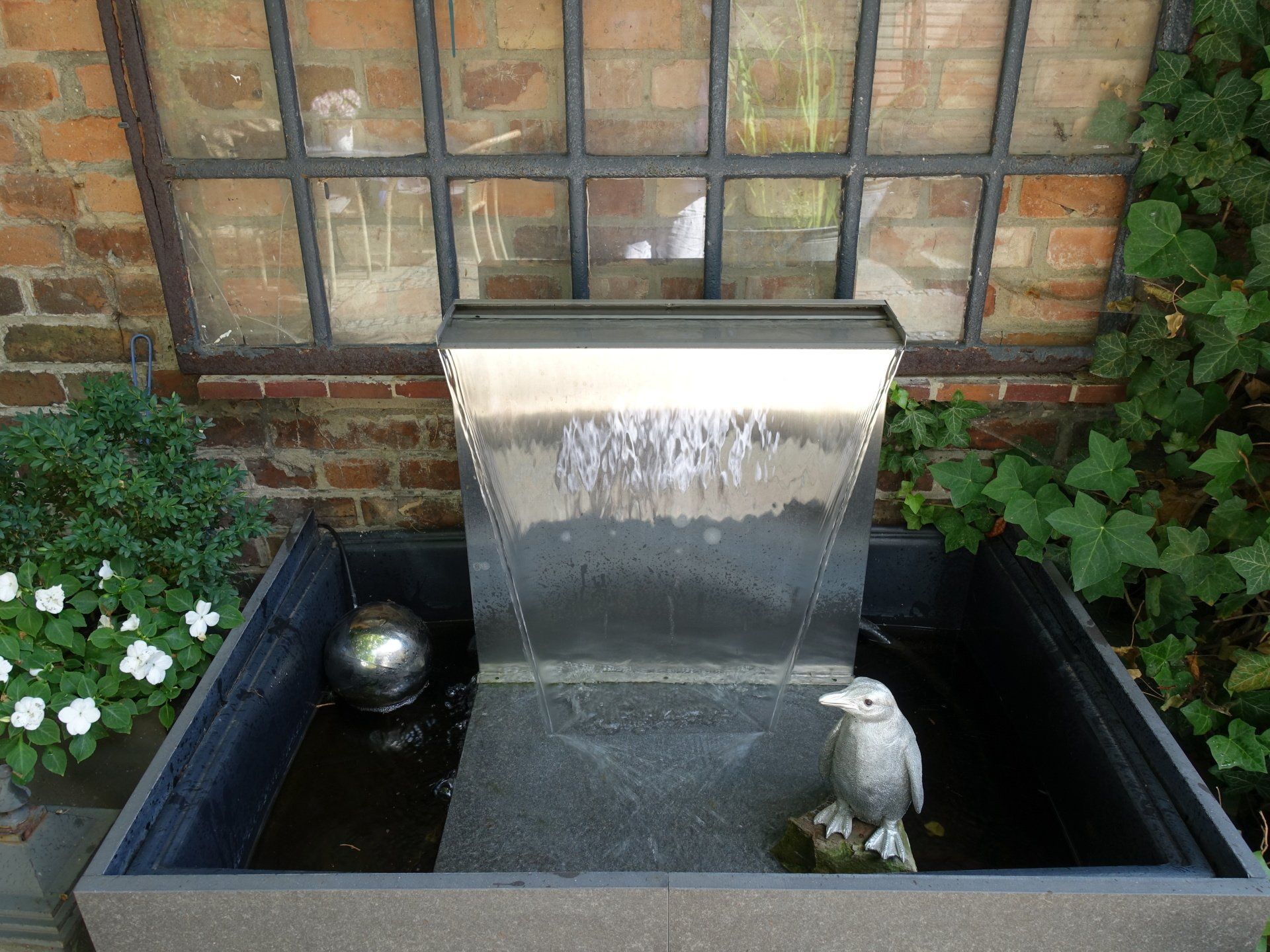 Ein Springbrunnen mit einer Vogelstatue darin