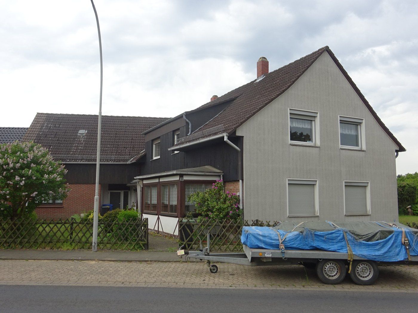 Ein Haus mit einem davor geparkten Anhänger