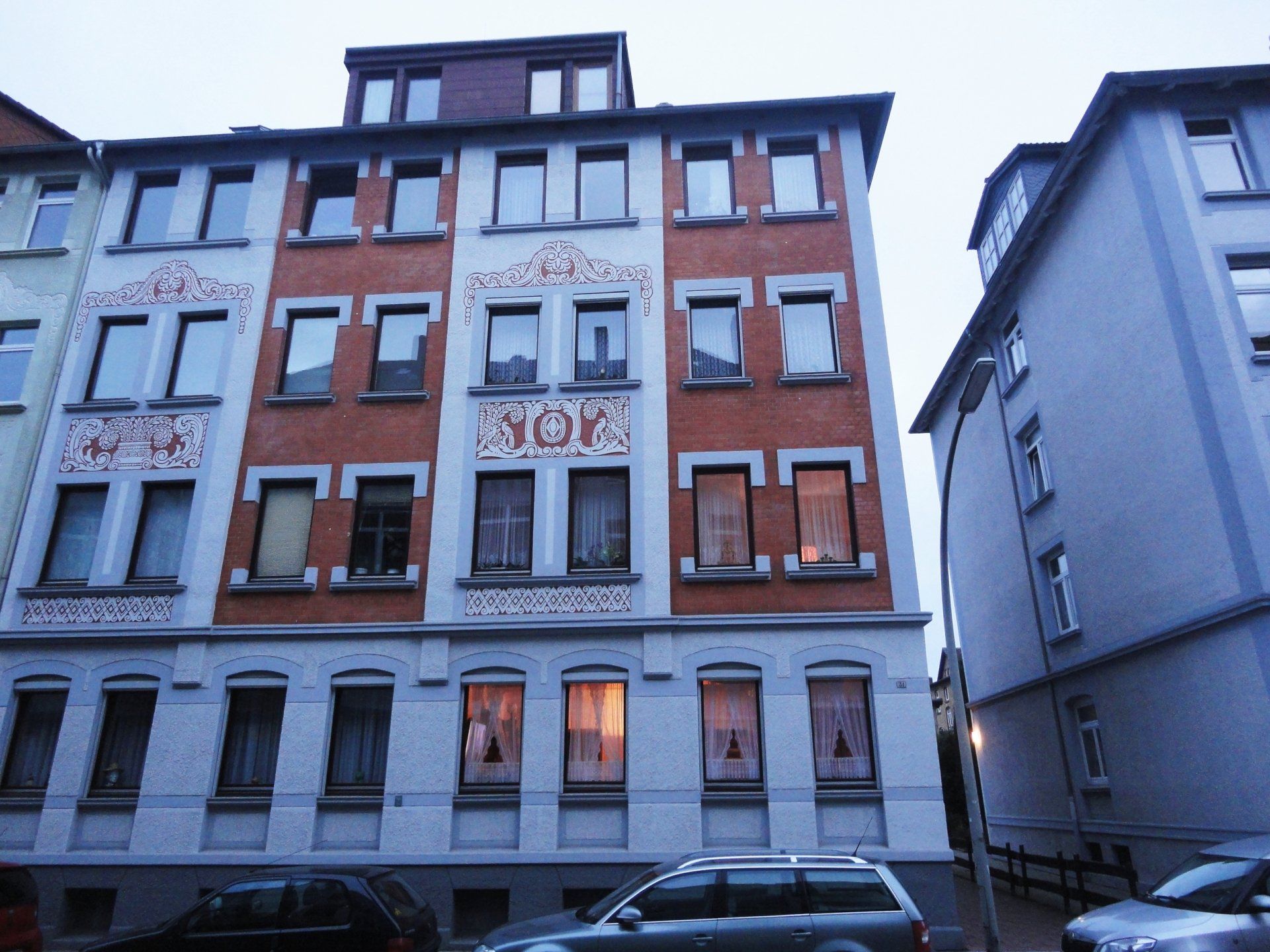 Ein Gebäude mit der Nummer 30 darauf