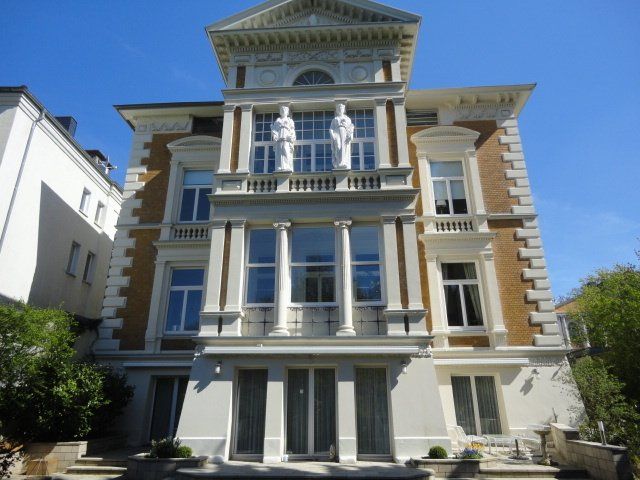 Ein großes Gebäude mit einem blauen Himmel im Hintergrund