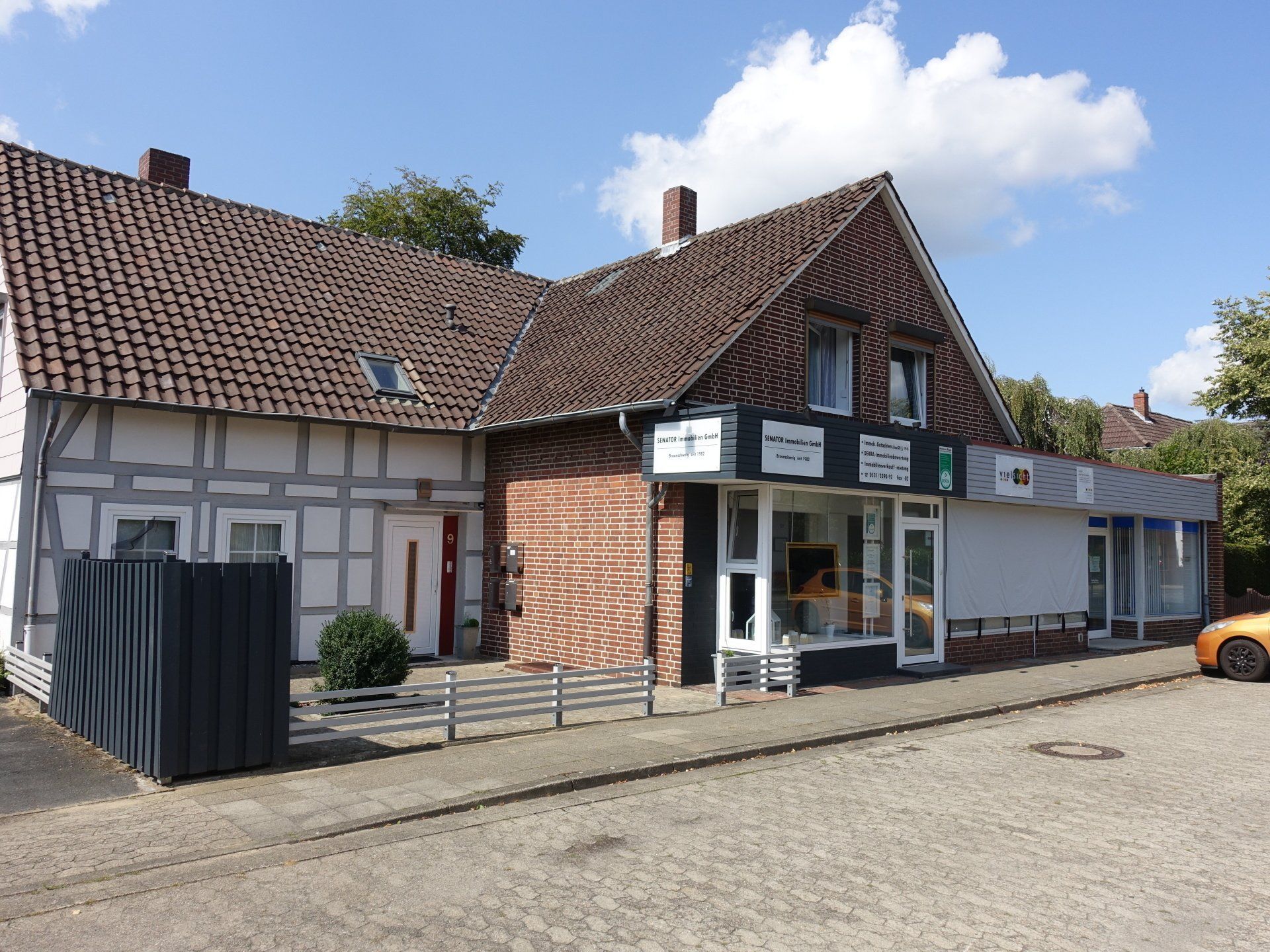 Ein Gebäude mit einem Schild, auf dem „a“ steht