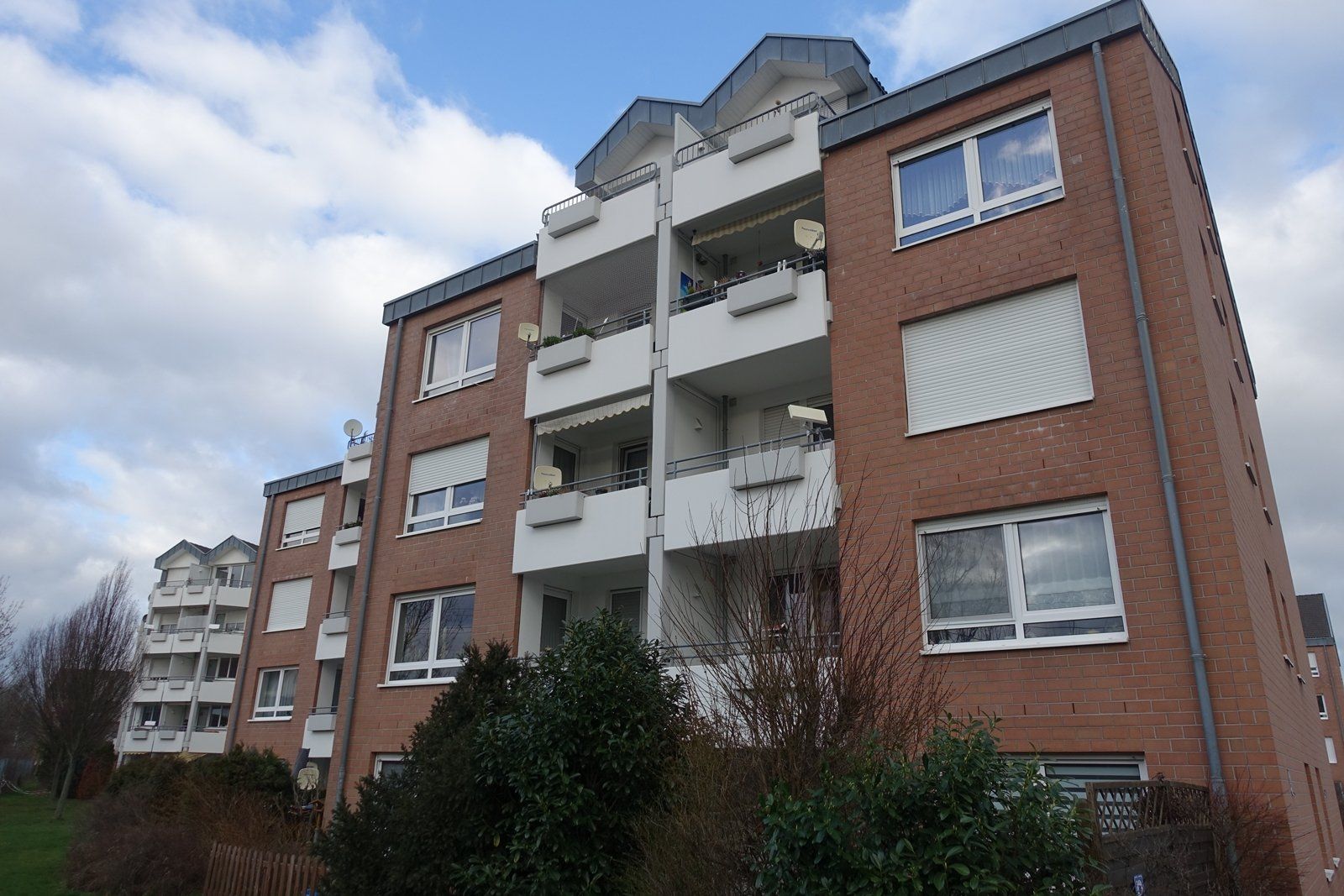 Ein großes Backsteingebäude mit vielen Fenstern und Balkonen