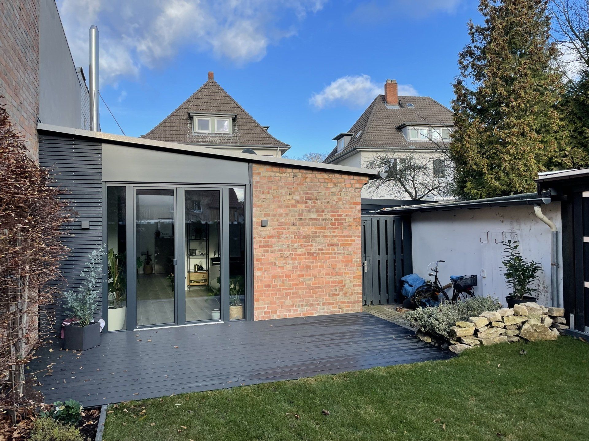 Ein Backsteingebäude mit einer Terrasse davor