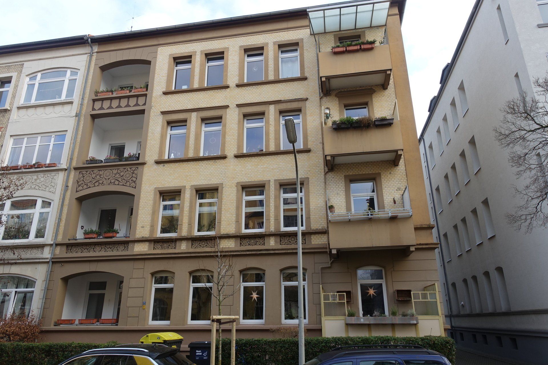 Ein Gebäude mit vielen Fenstern und Balkonen