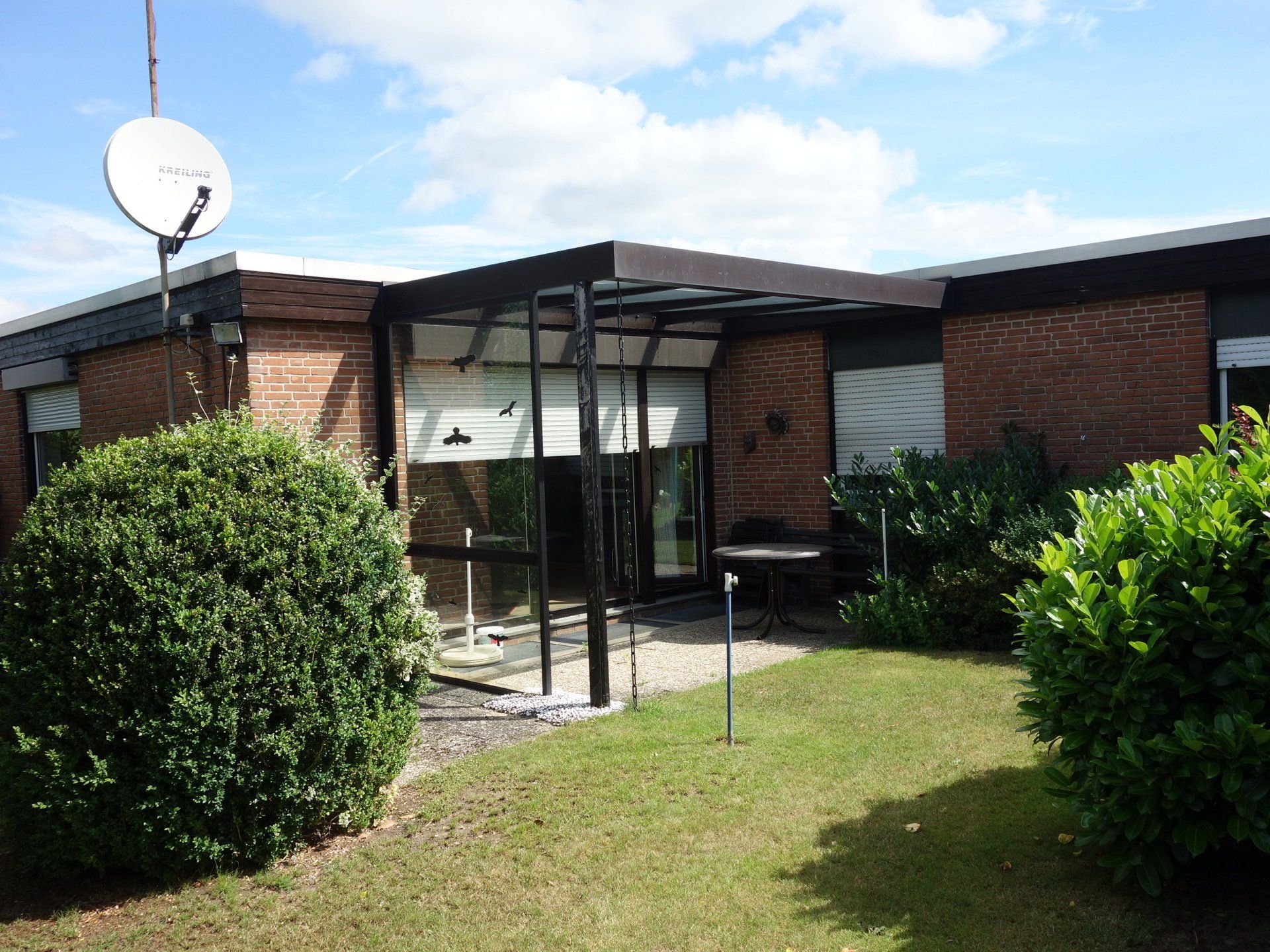 Ein Haus mit einer Satellitenschüssel darauf