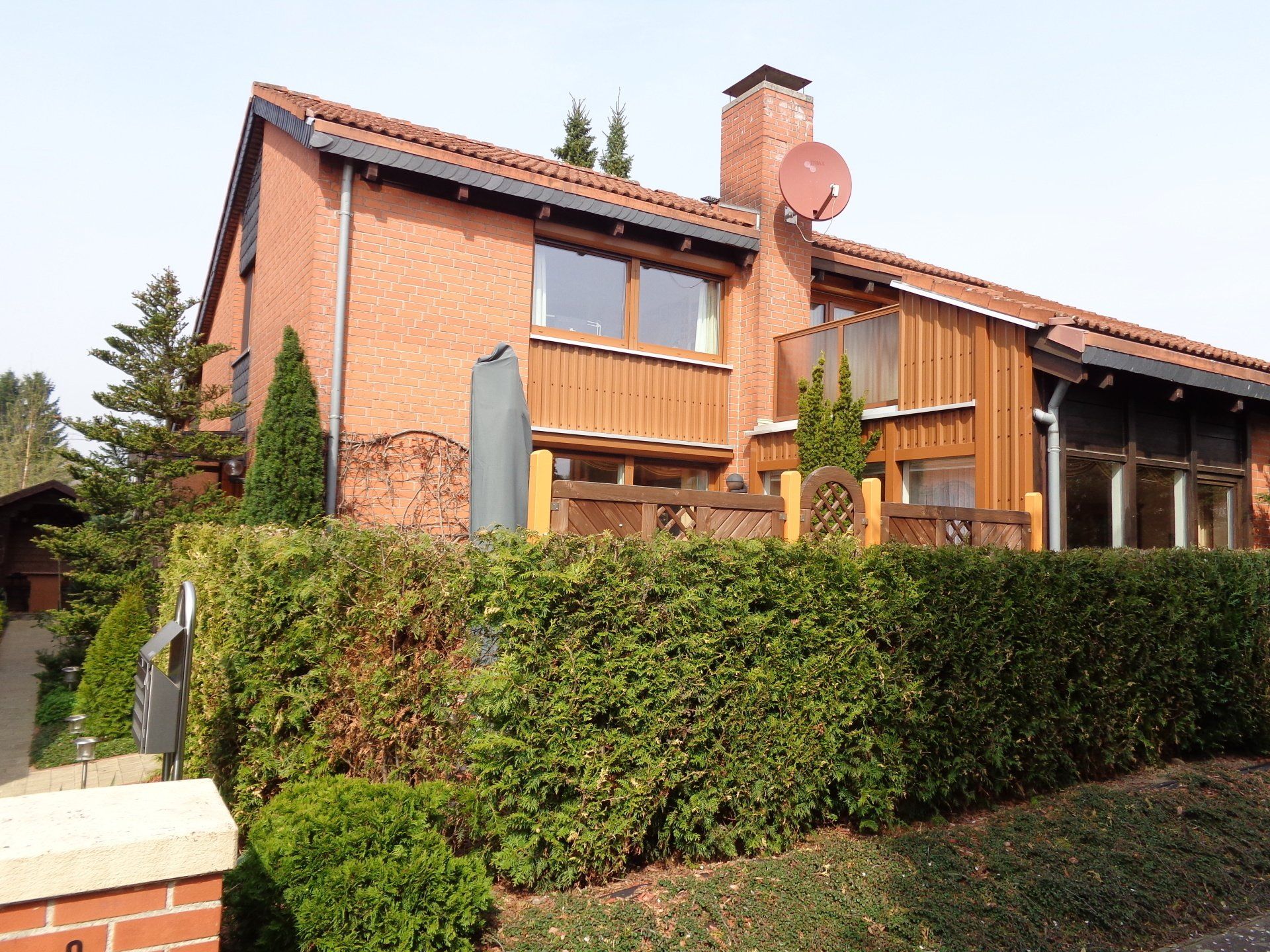 Ein Backsteinhaus mit einer Satellitenschüssel auf dem Dach