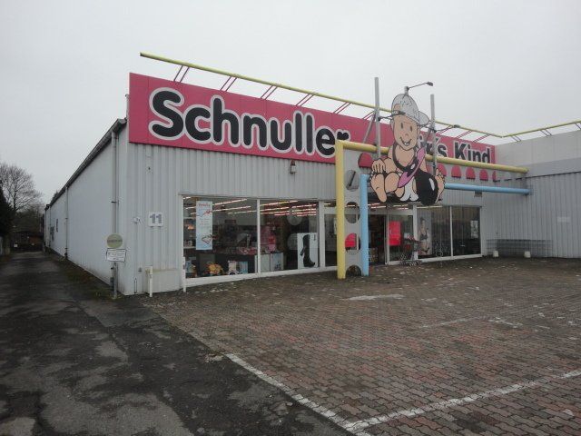 Eine Ladenfront mit einem Schild mit der Aufschrift „Schnulle“