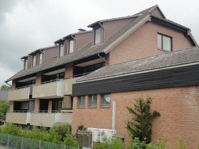 Ein großes Backsteingebäude mit Balkonen und einem Dach