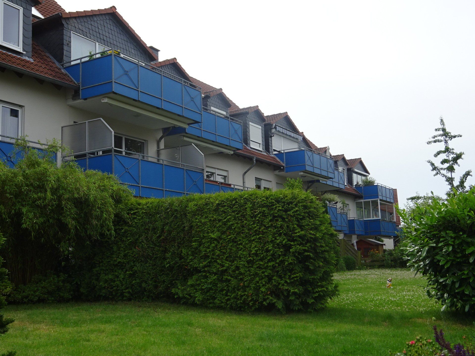 Eine Reihe von Wohnhäusern mit blauen Balkonen