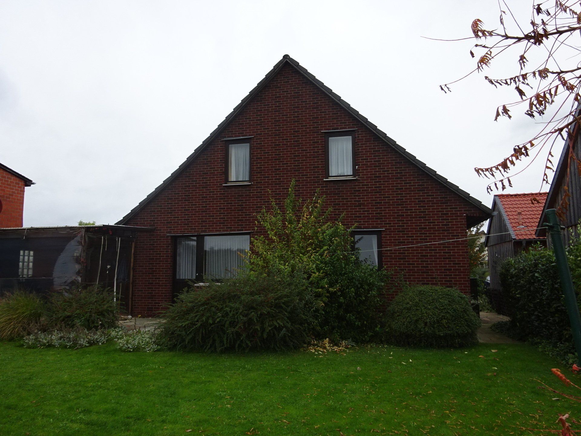 Ein Haus mit einem Dach, auf dem sich ein Dreieck befindet