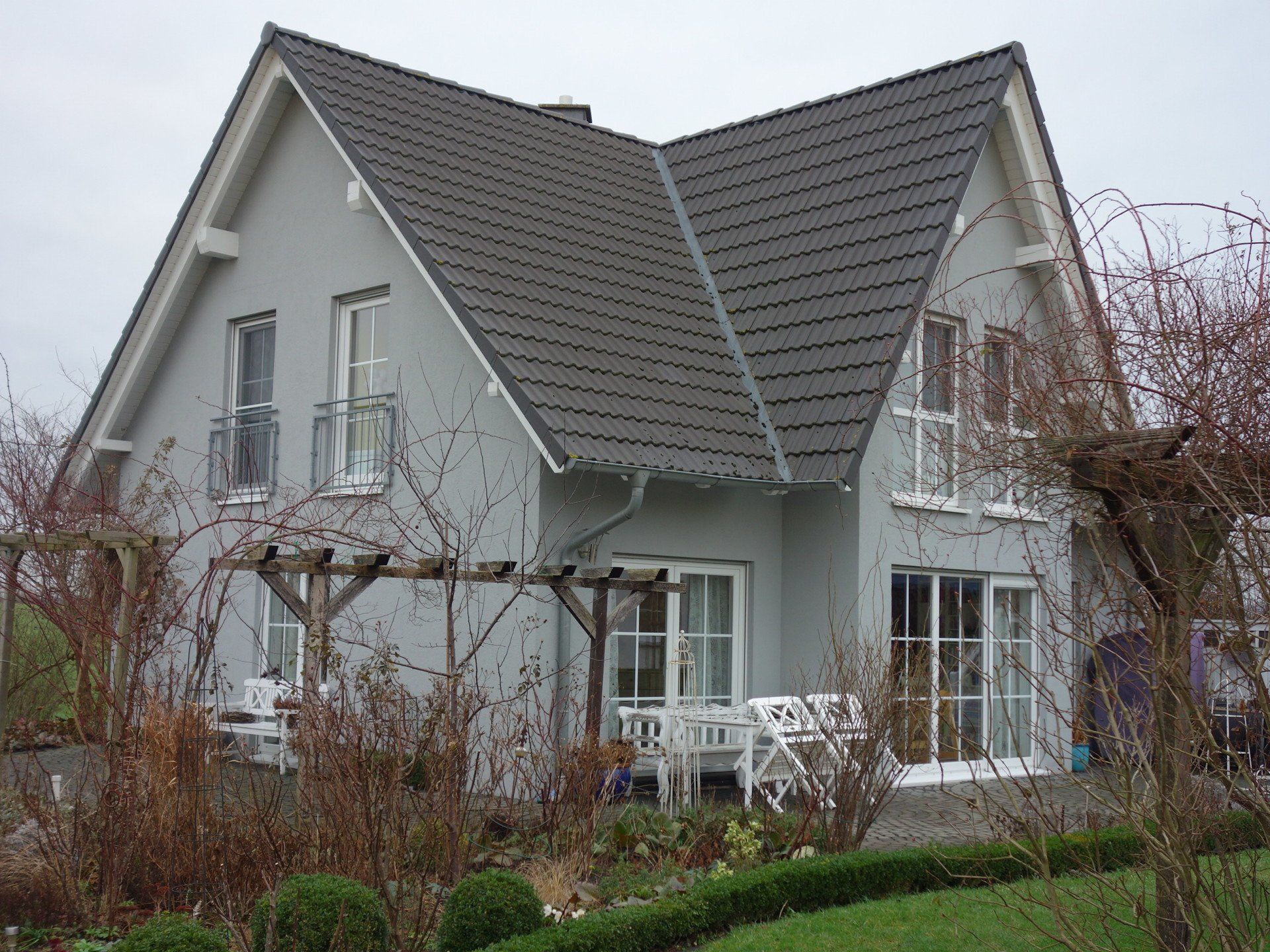 Ein großes weißes Haus mit einem grauen Dach