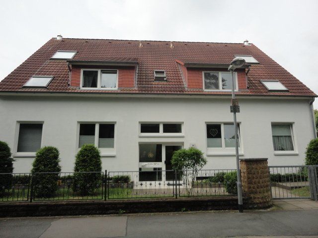 Ein großes weißes Haus mit einem roten Dach