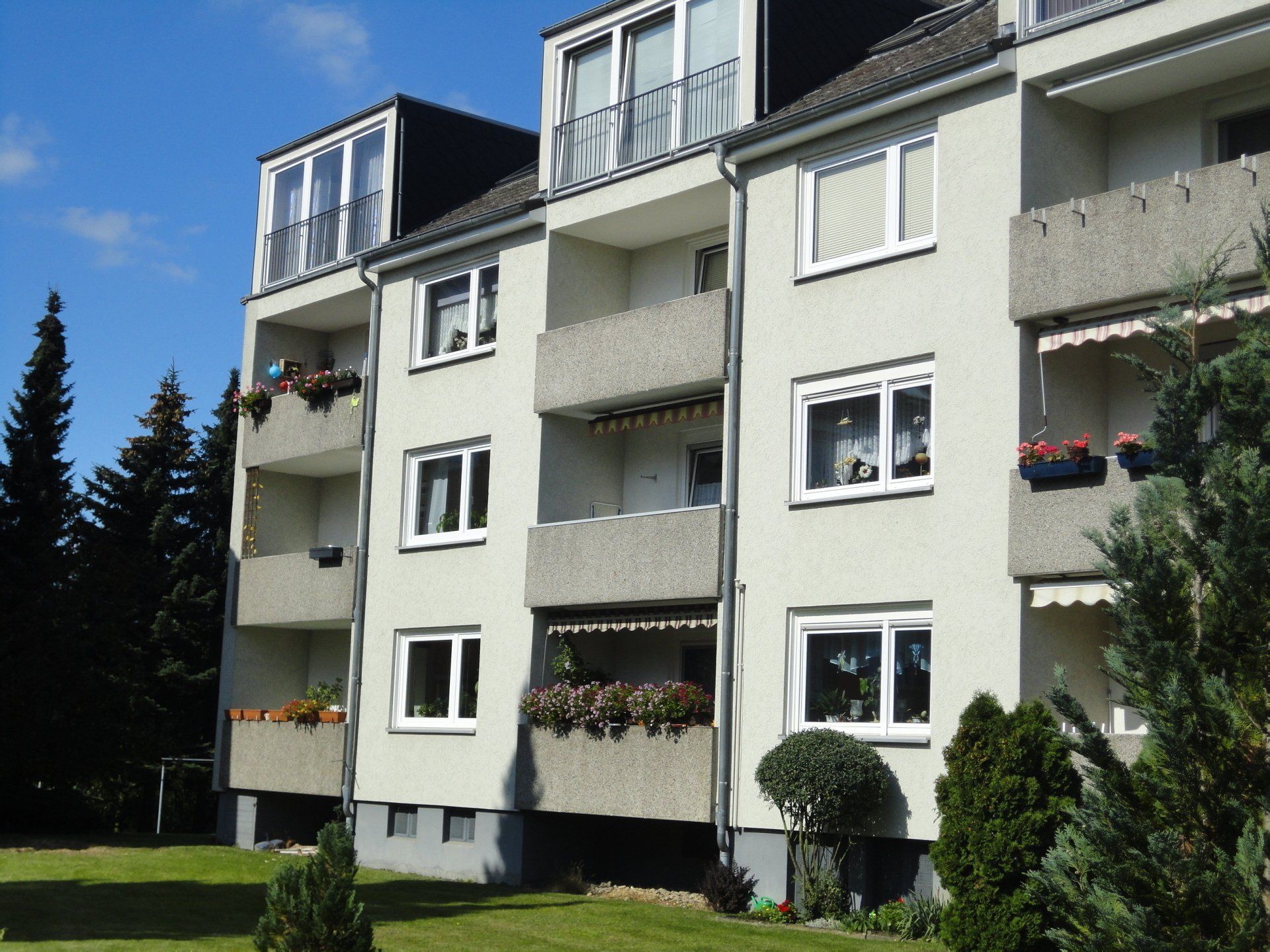 Ein Gebäude mit vielen Fenstern und Balkonen