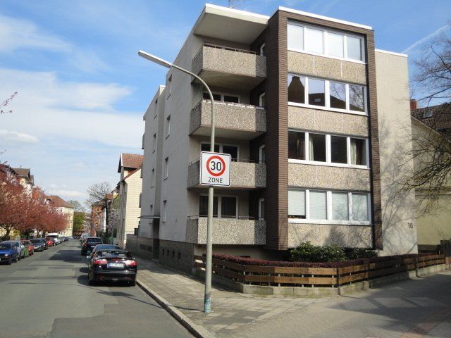 Ein Gebäude mit einem Schild mit der Aufschrift 30 darauf