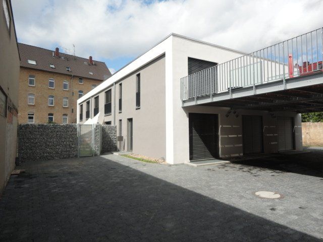 Ein Gebäude mit einem Balkon auf dem Dach