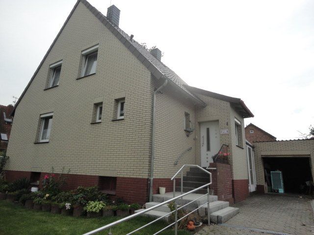 Ein Haus mit einer Treppe, die zur Haustür hinaufführt