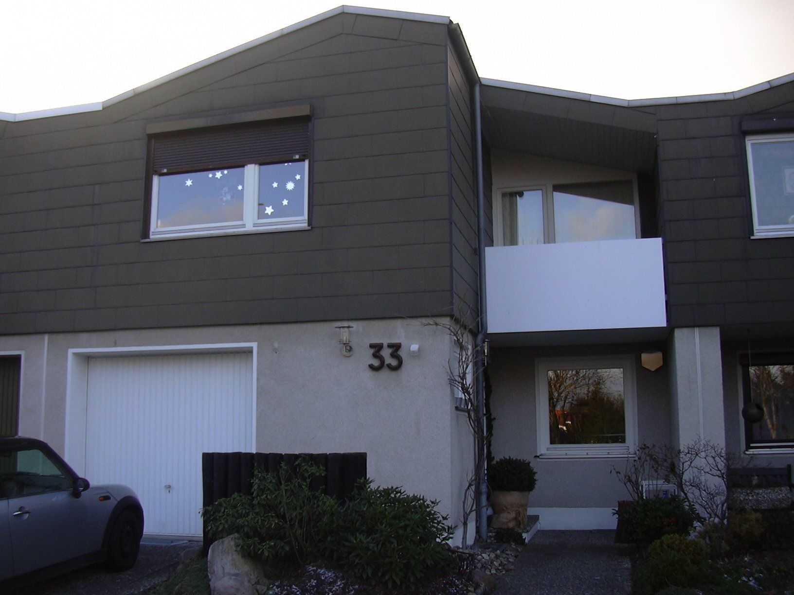 Ein Haus mit der Nummer 33 darauf